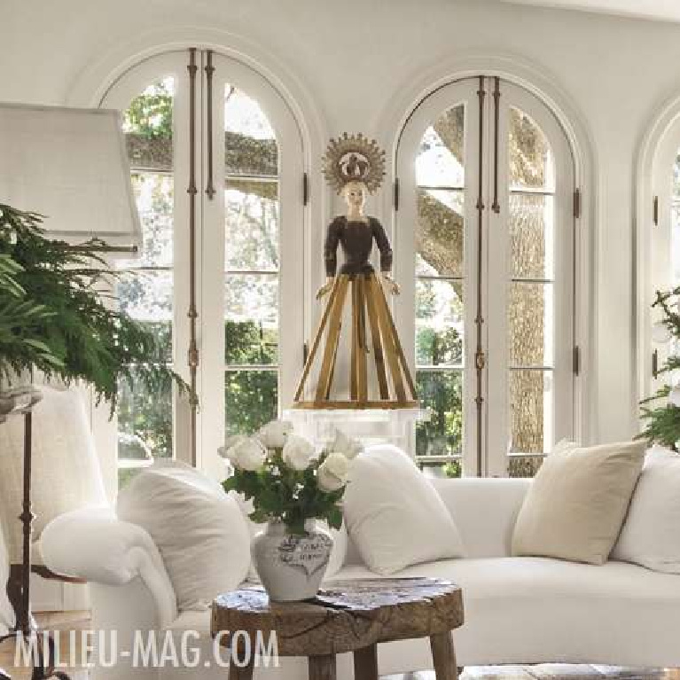 Modern French white living room of Pamela Pierce (Houston) decorated for Christmas in Milieu magazine. #pamelapierce #livingroom #christmasdecor #milieumag