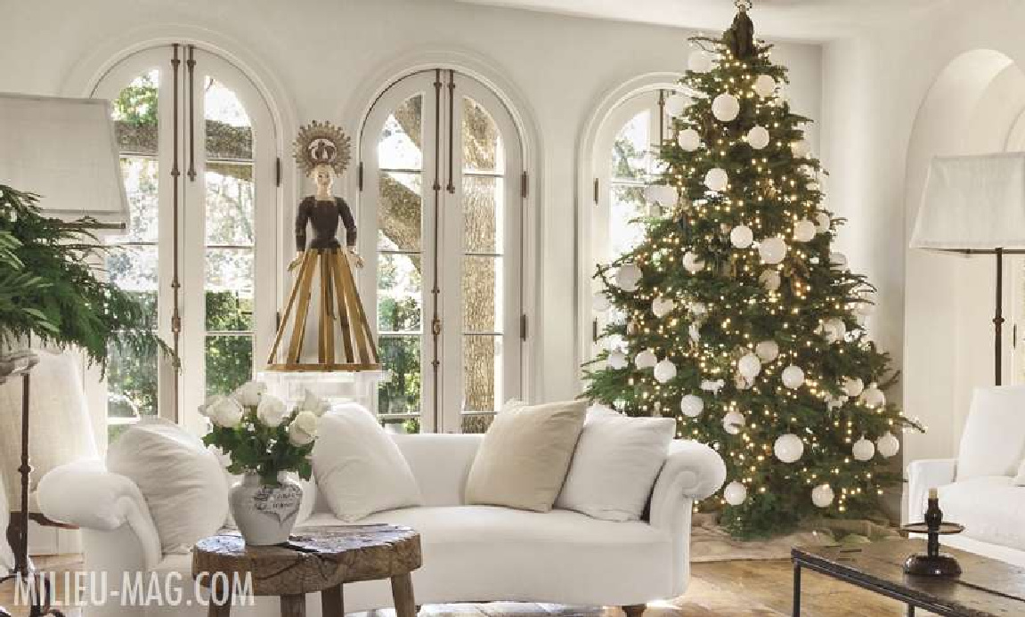 Modern French white living room of Pamela Pierce (Houston) decorated for Christmas in Milieu magazine. #pamelapierce #livingroom #christmasdecor #milieumag