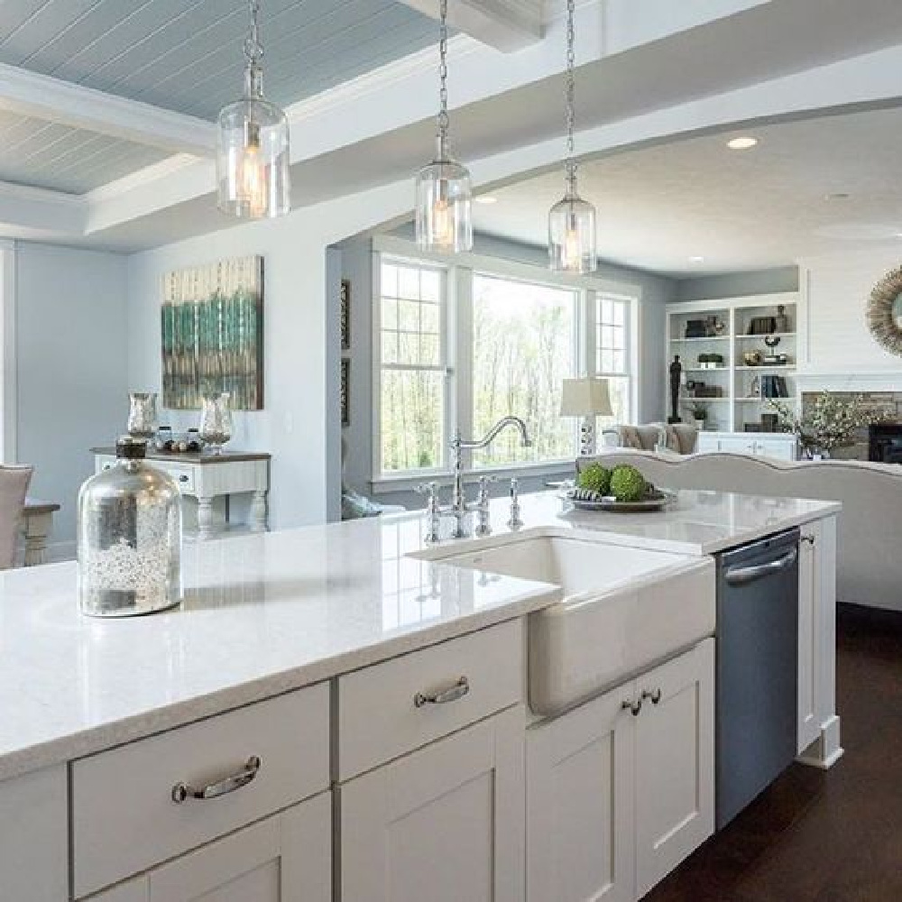 Viatera Cirrus white quartz in a cottage style Shaker kitchen. #viatera #cirrus #quartz #countertop