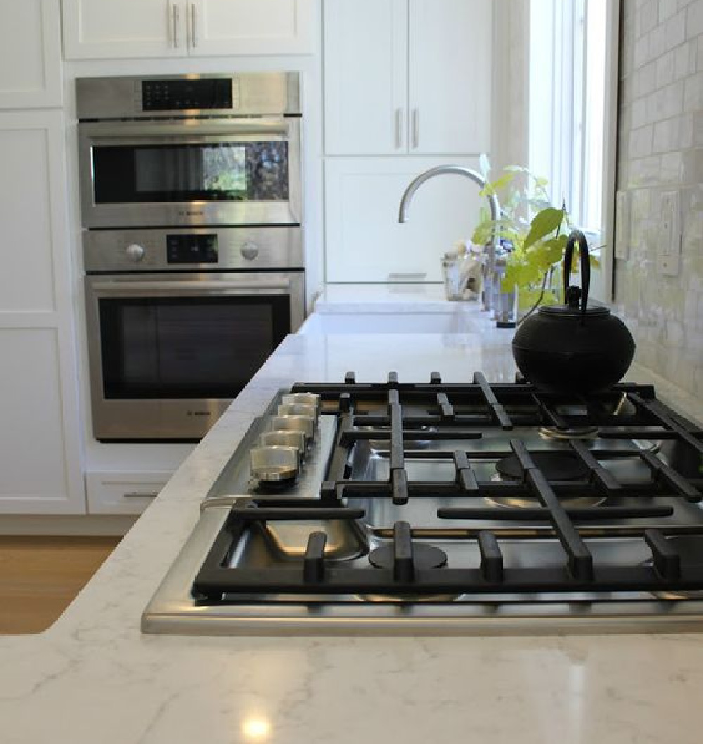 Loving my LG Viatera Minuet quartz countertops and Bosch appliances. #viatera #quartz #Minuet #blackandwhite #kitchendesign