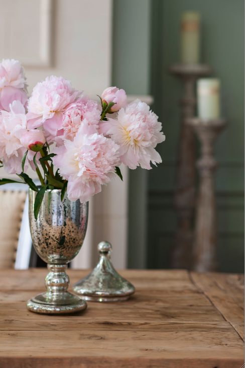 Detail of pink peonies in a mercury glass urn on a rustic table. #peonies