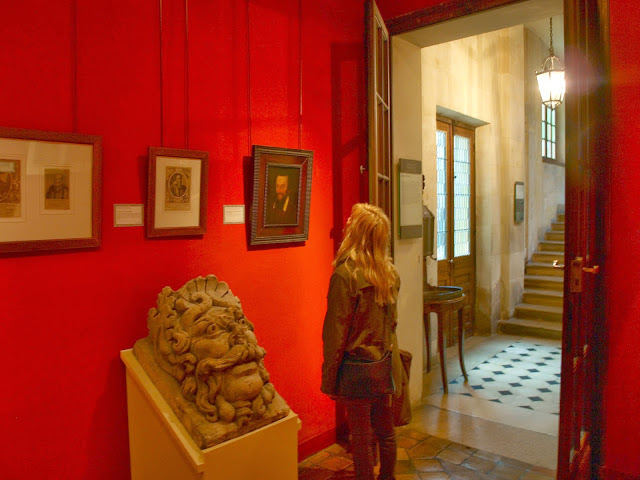 Paris-Musee-de-Carnavalet-red-walls-by-Hello-Lovely-Studio