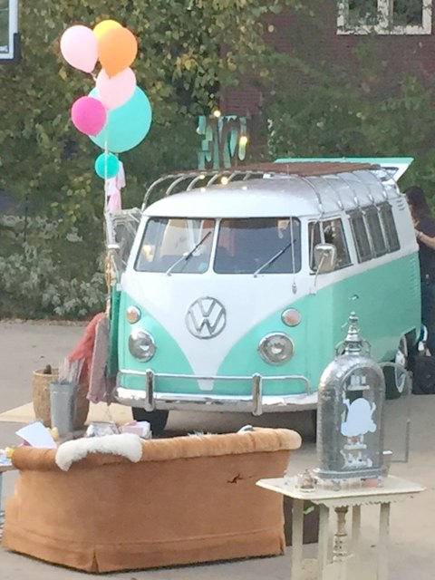 vintage-vw-bus-and-balloons