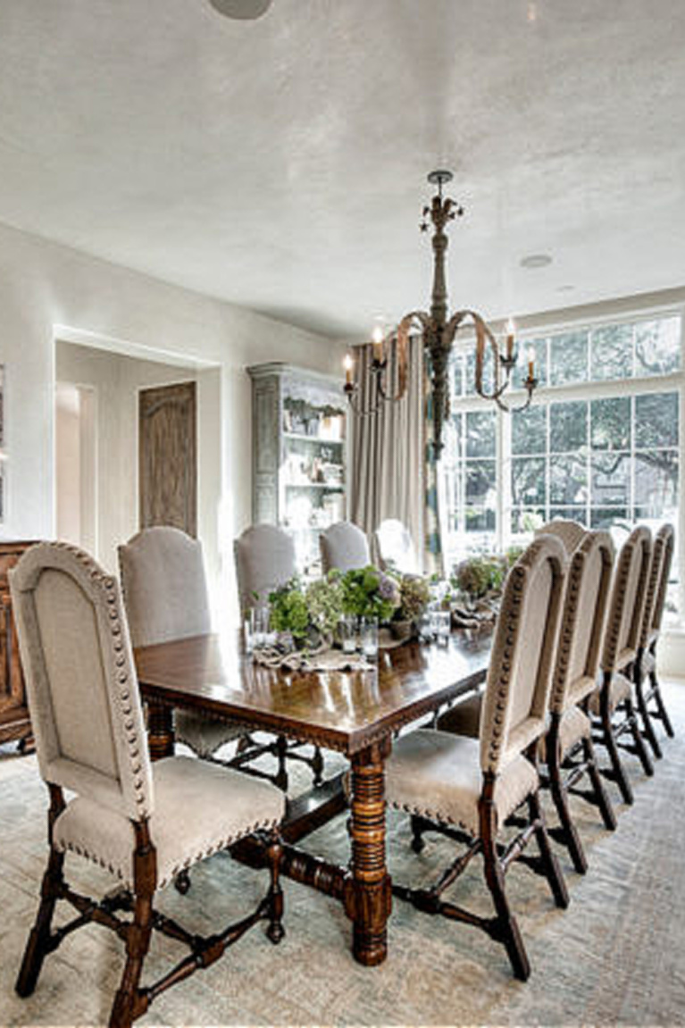 Beautiful traditional dining room with Segreto Finishes (beautiful wall colors and plaster) in a lovely designed room in Leslie Sinclair's book. #plasterwalls #segretofinishes #frenchcountry