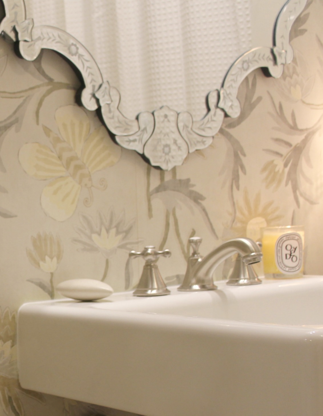 Cheery and neutral Thibaut wallpaper (Lizette) in a classic bathroom with Seabury widespread faucet (Grohe) and DXV Oak Hill consolesink. Design by Hello Lovely Studio.