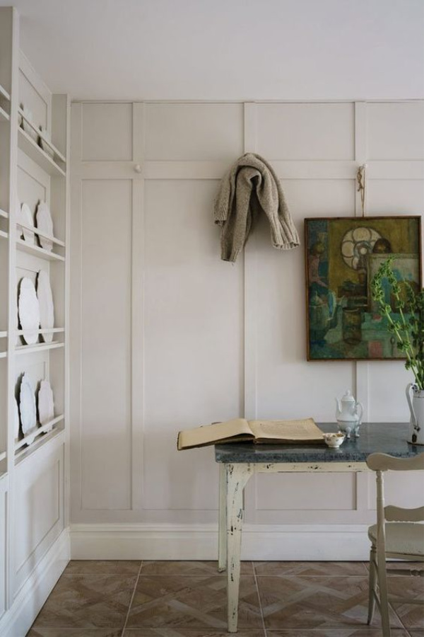 School House White by Farrow & Ball. #paintcolors #schoolhousewhite #farrowandballschoolhousewhite #whitepaintcolors