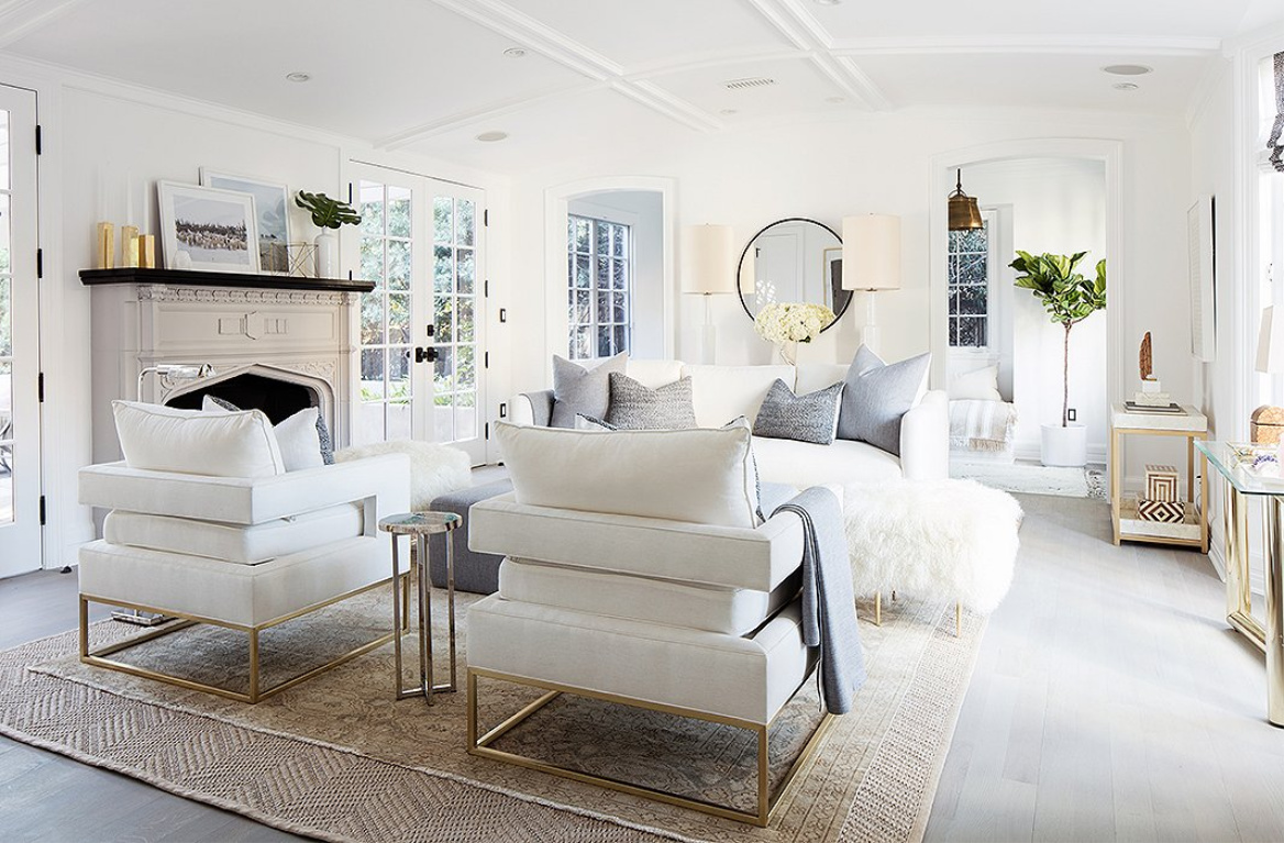 Modern farmhouse living room with Mid-century modern style. The club chairs, Alex says, “have a great architectural line and a sexy cut from the back,” making them ideal for a central seating arrangement. #livingroom #allwhite #serenedecor #interiordesign #modernfarmhouse