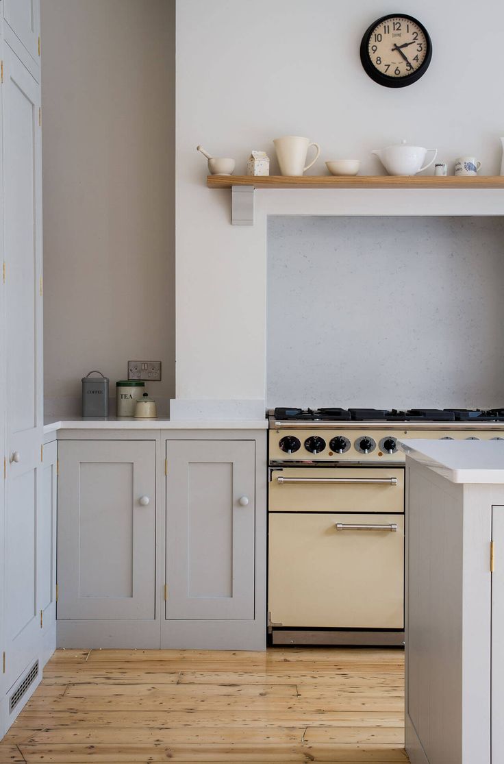 Farrow & Ball Pavilion Gray in a Scandinavian Woodland kitchen by Sustainable Kitchens. #paintcolors #farrowandball #paviliongray #graykitchen #graypaintcolors