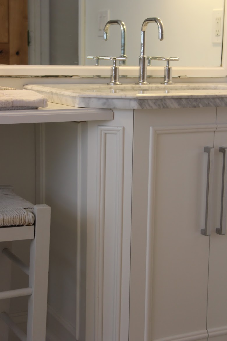 White vanity with carrara marble top. Come check out Antique Vintage Style Bathroom Vanity Inspiration! #bathroomdesign #bathroomvanity #classicstyle #traditionaldecor #interiordesignideas