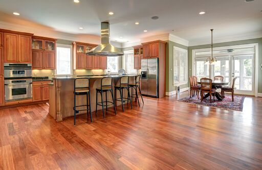 Warm wood in a traditional kitchen with breakfast area and breakfast bar.