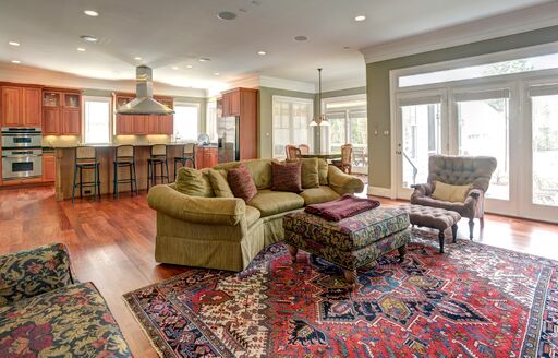 Traditional style open floorplan with kitchen, breakfast room and family room.