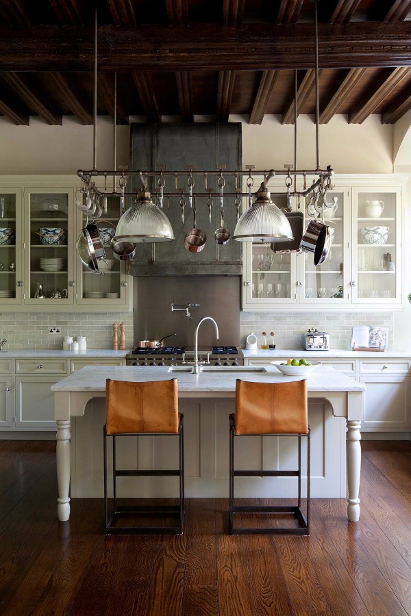 New England style kitchen designed by Artichoke with Michael Smith for a Kensington home. Handpainted cabinetry, steel, and antiqued zinc were the primary materials in this amazing bespoke kitchen. #englishkitchen #londonkitchen #bespoke #artichoke