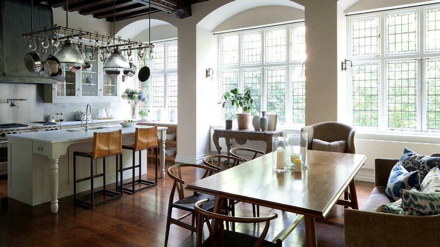 New England style kitchen designed by Artichoke with Michael Smith for a Kensington home. Handpainted cabinetry, steel, and antiqued zinc were the primary materials in this amazing bespoke kitchen. #englishkitchen #londonkitchen #bespoke #artichoke