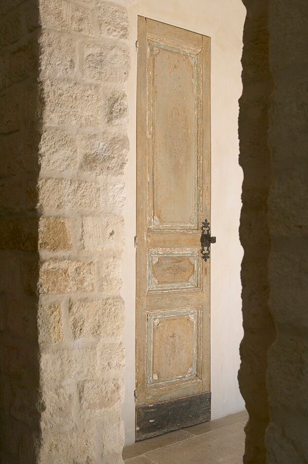 French farmhouse photos and design inspiration. Rustic decor, weathered stone and doors, European antiques, and French country decorating inspiration. #frenchfarmhouse #rusticdecor #frenchcountry #interiordesign #frenchinspiration #frenchhomes #frenchdecor #europeanfarmhouse