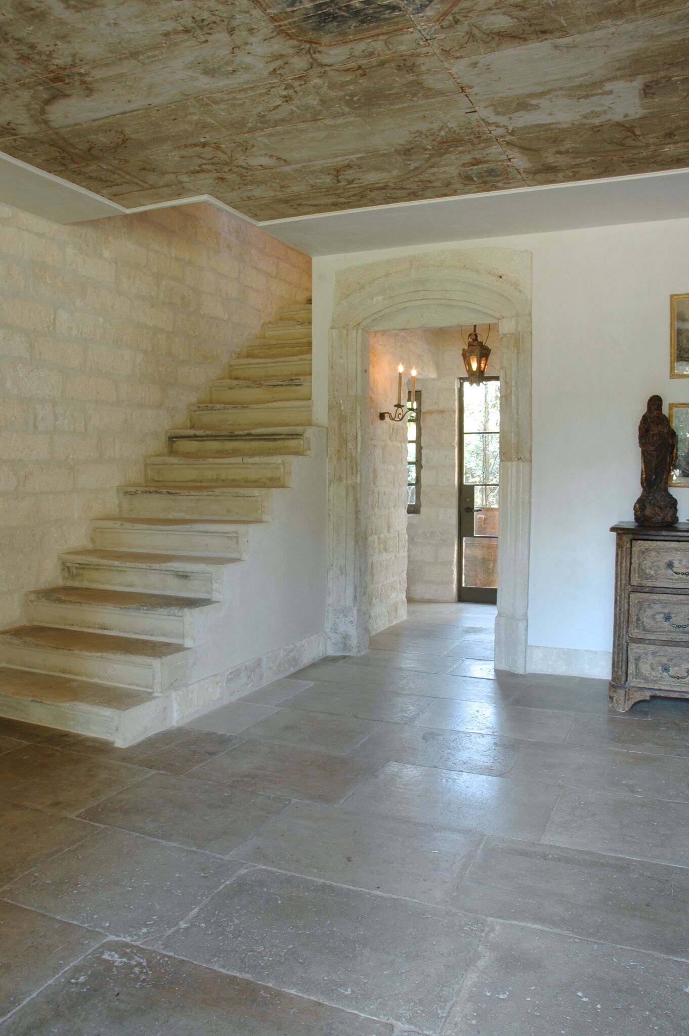 A sophisticated European country designed interior (Chateau Domingue and Pamela Pierce) is a breathlessly beautiful example of how to master elegant rustic refined European Country style. #frenchcountry #interiordesign #europeanantiques #oldworldstyle #rusticdecor #Frenchhome #housetour