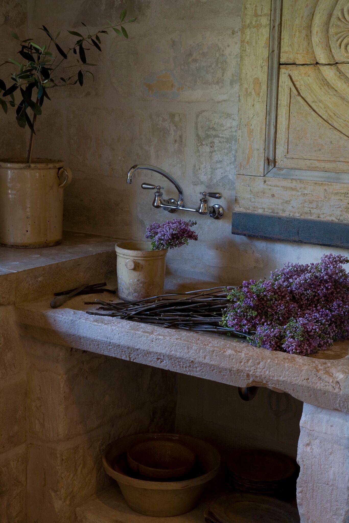 French farmhouse photos and design inspiration. Rustic decor, weathered stone and doors, European antiques, and French country decorating inspiration. #frenchfarmhouse #rusticdecor #frenchcountry #interiordesign #frenchinspiration #frenchhomes #frenchdecor #europeanfarmhouse