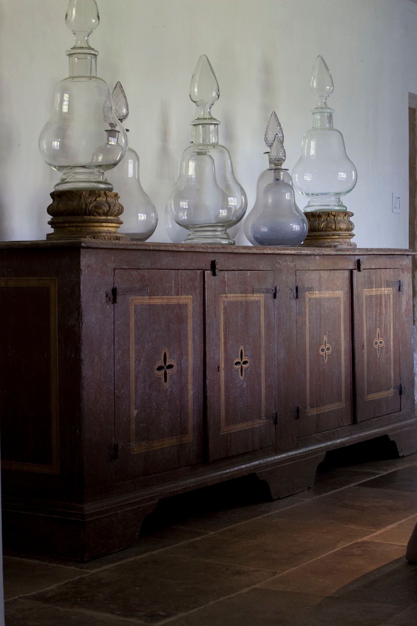 A sophisticated European country designed interior (Chateau Domingue and Pamela Pierce) is a breathlessly beautiful example of how to master elegant rustic refined European Country style. #frenchcountry #interiordesign #europeanantiques #oldworldstyle #rusticdecor #Frenchhome #housetour