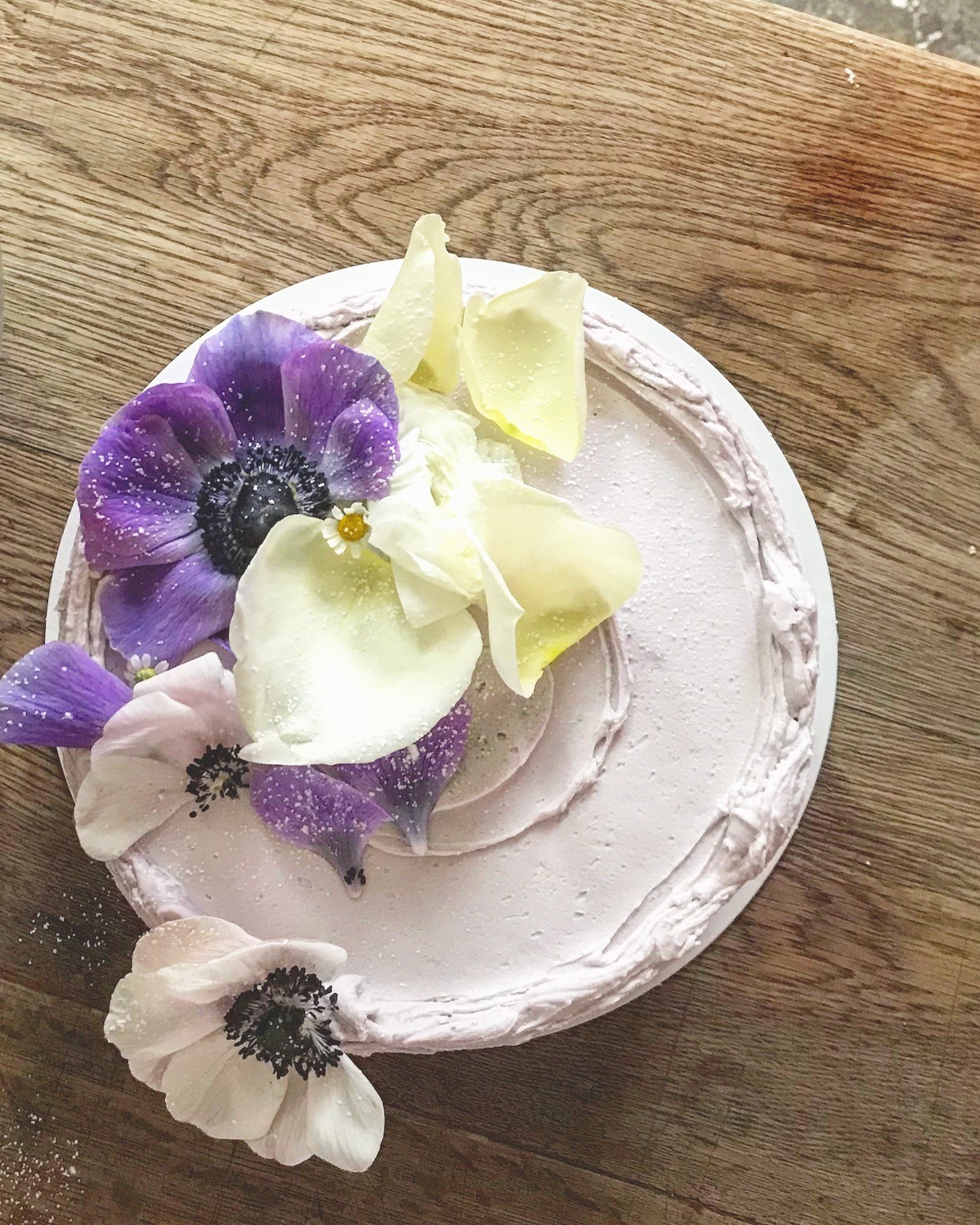 Simple old fashioned white cake with fresh flowers on top. Beautiful cake styling from Violet bakery's Claire Ptak. Come see LET THEM EAT CAKE...VIOLET CAKES. #cakelover #violetbakery #violetcakes #claireptak #shabbychic #cakedecorating #letthemeatcake #bakingideas #bakingideas #cakestyling #cakequotes