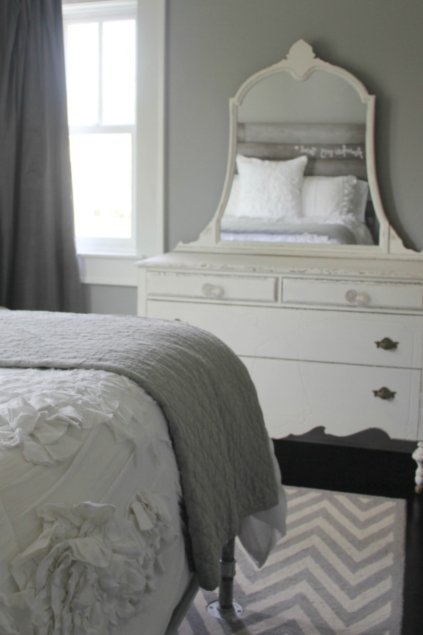 Grey and white farmhouse bedroom inspiration. Modern Industrial Farmhouse Bedroom Design {2nd Floor Tour}. #modernfarmhouse #bedroom #industrialfarmhouse #greywalls #luxuriousfarmhouse #benjaminmooreplatinum #benjaminmoorestoningtongray