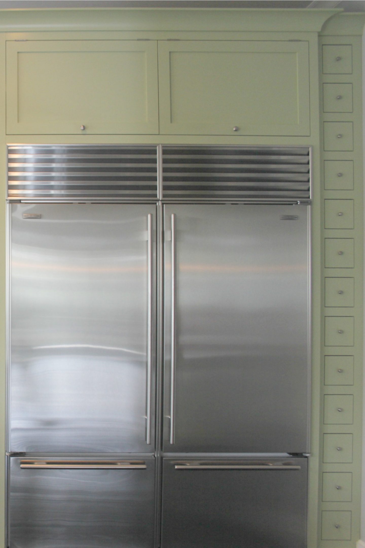 Kitchen. Subzero refrigerator. Modern Industrial Farmhouse Interior Design. Photo: Hello Lovely Studio.