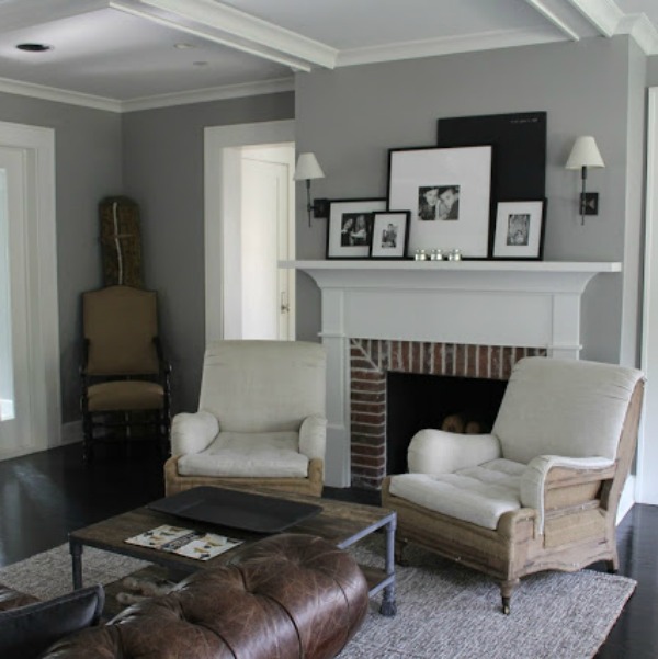 Red brick fireplace and white painted mantel in a modern farmhouse in Illinois. Photo: Hello Lovely Studio. #fireplace #modernfarmhouse #traditional #livingroom