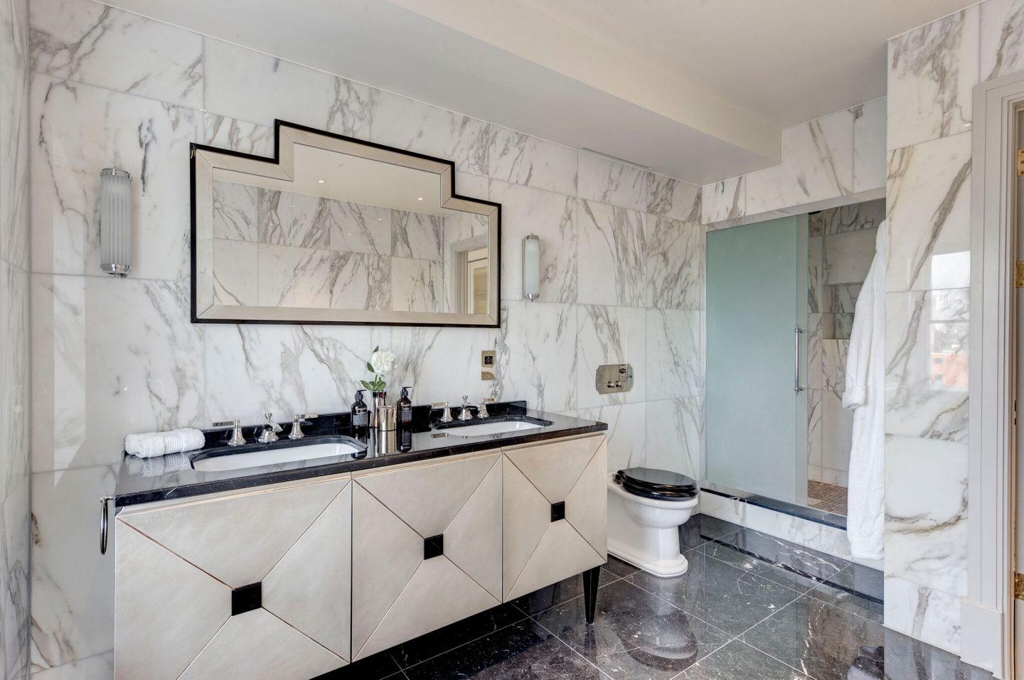 Calacatta marble on walls in a luxurious bespoke bathroom by Studio L London.