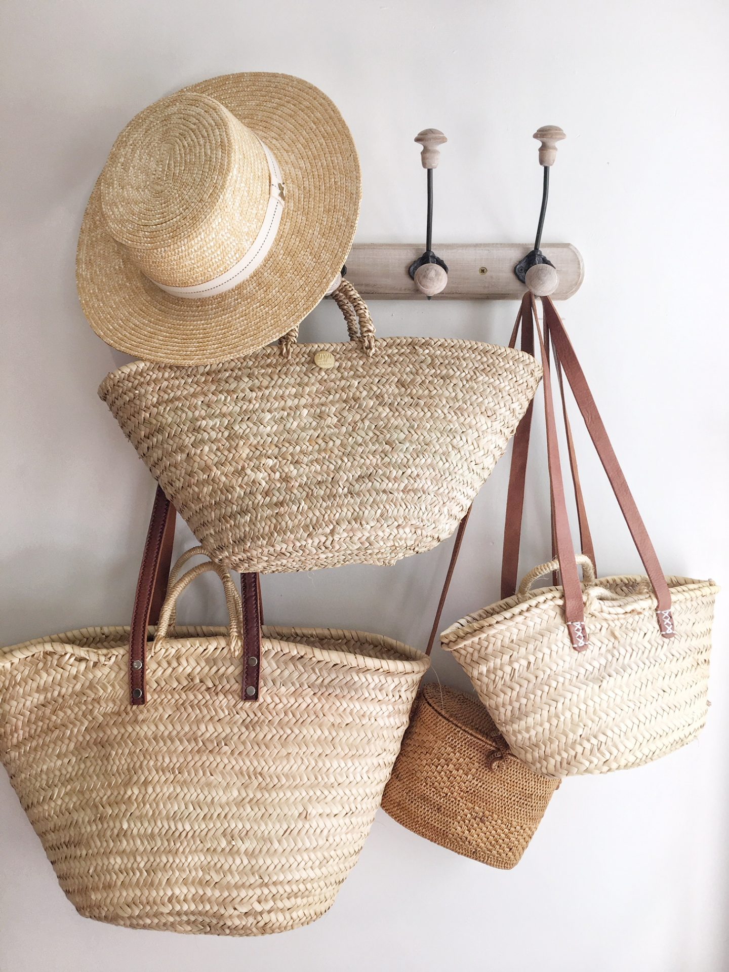 French Weekend Basket - what a lovely example of French farmhouse bliss and the joy of French country decorating...come tour a little more, s'il vous plait!