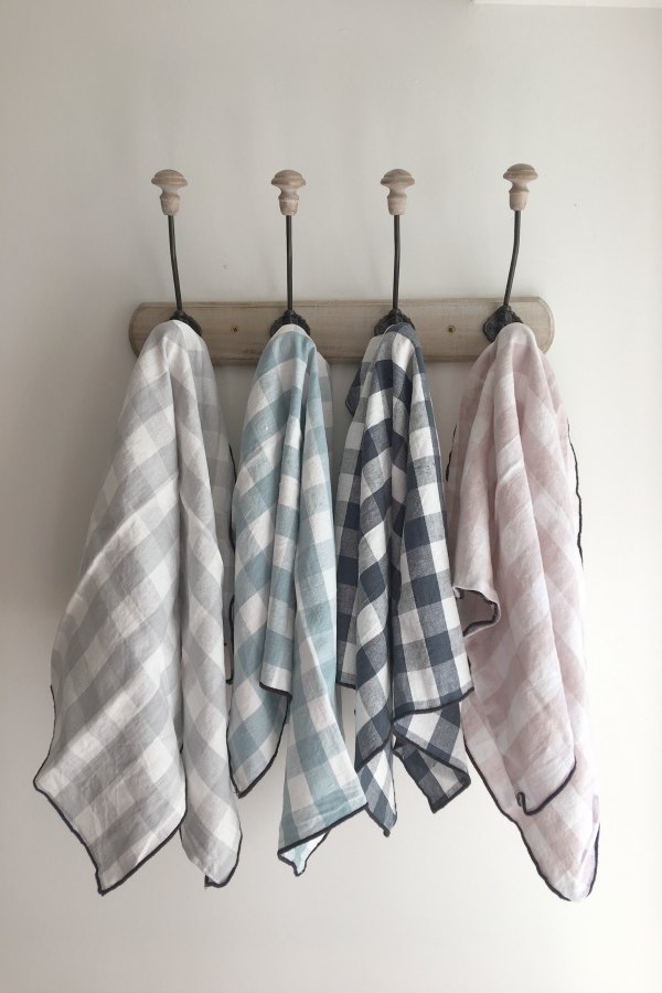 Maisn de Vacances linen tea towels in colorful checks at Vivi et Margot. #vivietmargot #linens #teatowel #maisondevacances #checks