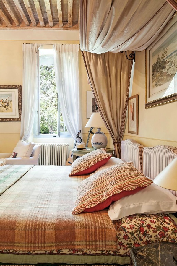 Rustic and elegant: Provençal home, European farmhouse, French farmhouse, and French country design inspiration from Château Mireille. Photo: Haven In. South of France 18th century Provence Villa luxury vacation rental near St-Rémy-de-Provence.