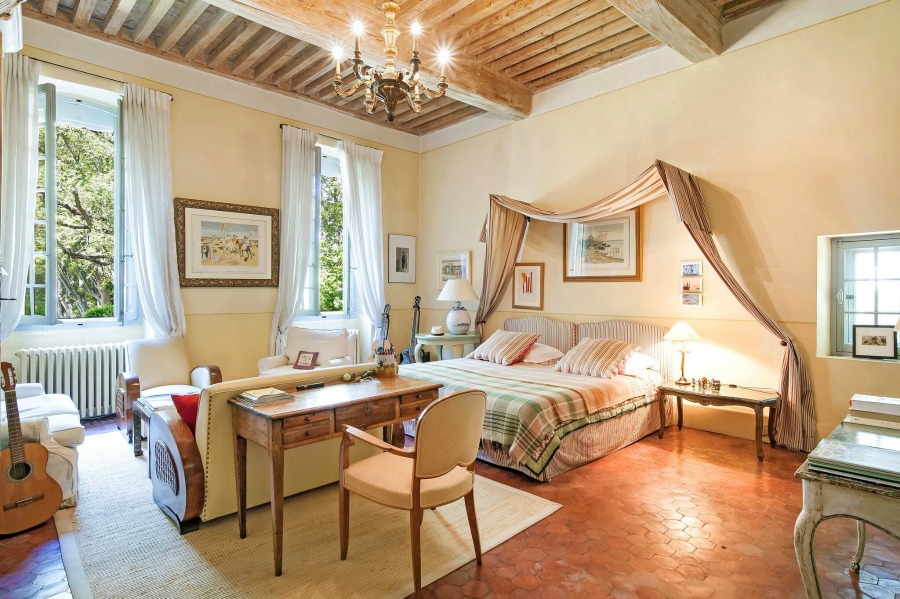 Rustic and elegant: Provençal home, European farmhouse, French farmhouse, and French country design inspiration from Château Mireille. Photo: Haven In. South of France 18th century Provence Villa luxury vacation rental near St-Rémy-de-Provence.