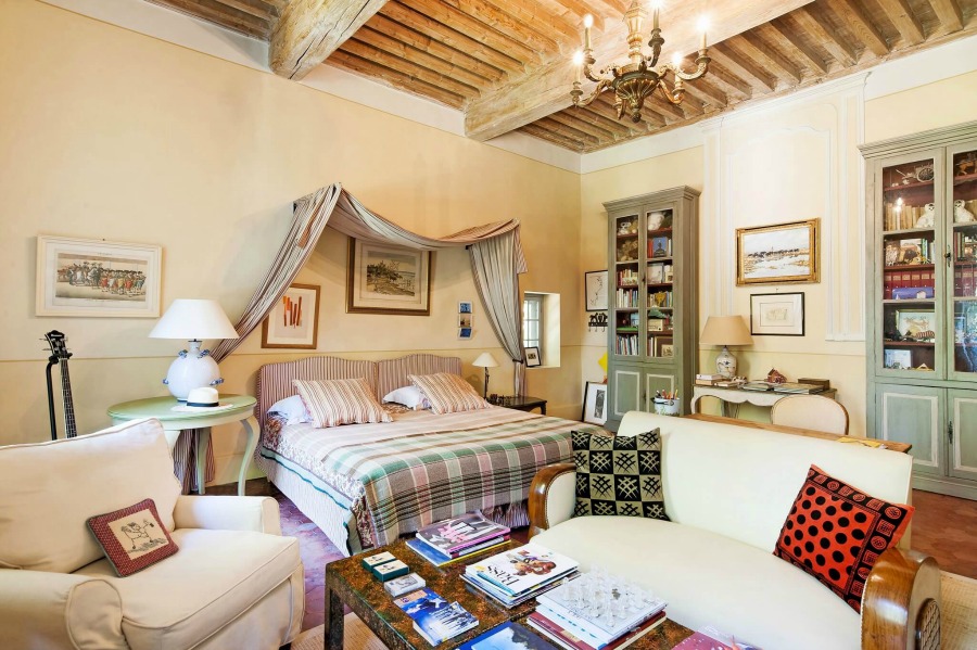 Rustic and elegant: Provençal home, European farmhouse, French farmhouse, and French country design inspiration from Château Mireille. Photo: Haven In. South of France 18th century Provence Villa luxury vacation rental near St-Rémy-de-Provence.