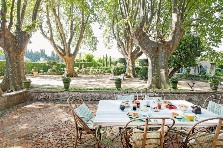 Rustic and elegant: Provençal home, European farmhouse, French farmhouse, and French country design inspiration from Château Mireille. Photo: Haven In. South of France 18th century Provence Villa luxury vacation rental near St-Rémy-de-Provence.