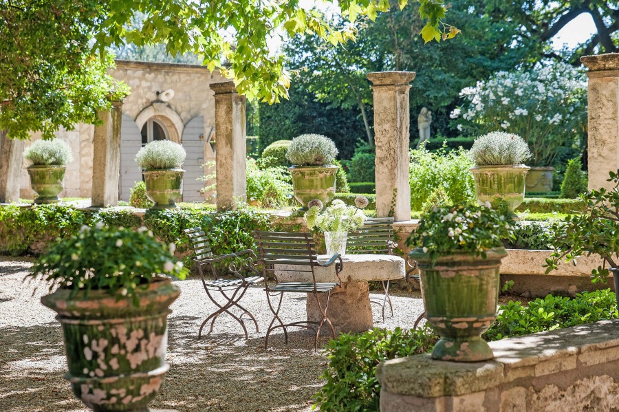 Rustic and elegant: Provençal home, European farmhouse, French farmhouse, and French country design inspiration from Château Mireille. Photo: Haven In. South of France 18th century Provence Villa luxury vacation rental near St-Rémy-de-Provence.