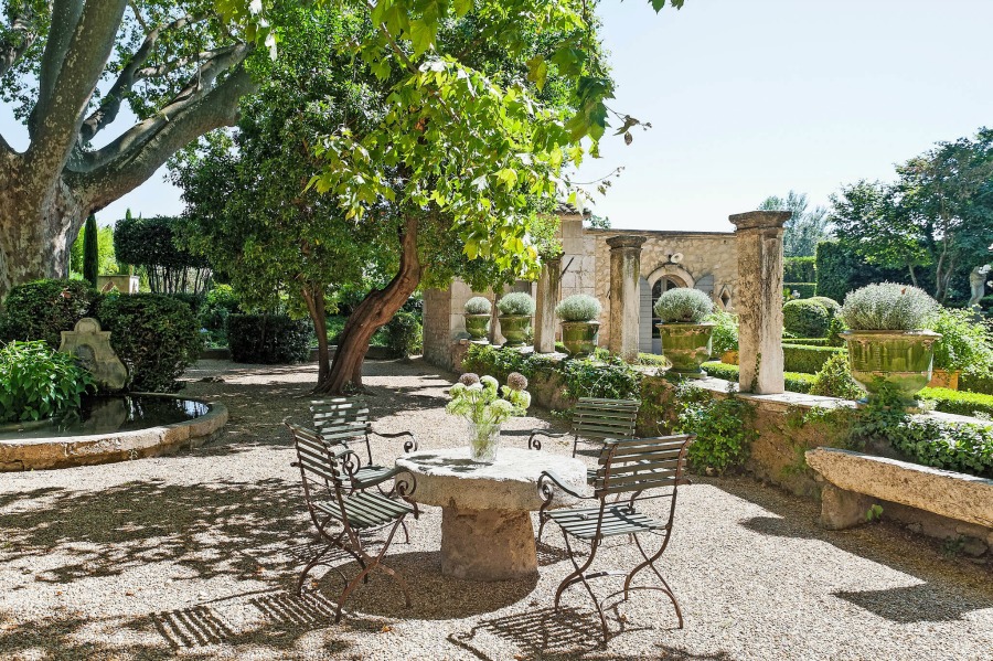 French courtyard with ancient urns and stone. Lovely Timeless French Château Interiors & Garden. Rustic and elegant: Provençal home, European farmhouse, French farmhouse, and French country design inspiration from Château Mireille. Photo: Haven In. South of France 18th century Provence Villa luxury vacation rental near St-Rémy-de-Provence.