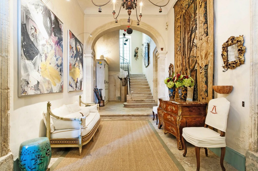 Rustic and elegant: Provençal home, European farmhouse, French farmhouse, and French country design inspiration from Chateau Mireille. Photo: Haven In. South of France 18th century Provence Villa luxury vacation rental near St-Rémy-de-Provence.