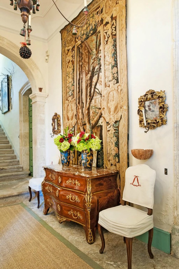 Rustic and elegant: Provençal home, European farmhouse, French farmhouse, and French country design inspiration from Chateau Mireille. Photo: Haven In. South of France 18th century Provence Villa luxury vacation rental near St-Rémy-de-Provence.