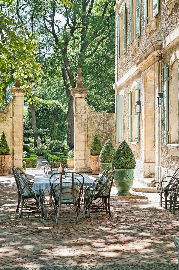 French courtyard at chateau. Lovely Timeless French Château Interiors & Garden. French farmhouse and French country design inspiration from Chateau Mireille. Photo: Haven In. South of France 18th century Provence Villa luxury vacation rental near St-Rémy-de-Provence.
