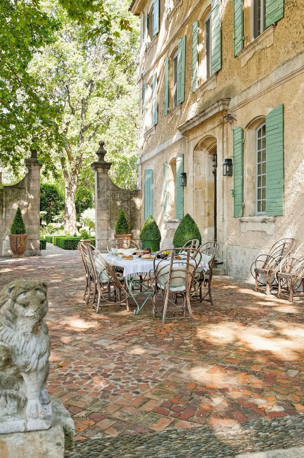 Rustic and elegant: Provençal home, European farmhouse, French farmhouse, and French country design inspiration from Chateau Mireille. Photo: Haven In. South of France 18th century Provence Villa luxury vacation rental near St-Rémy-de-Provence.