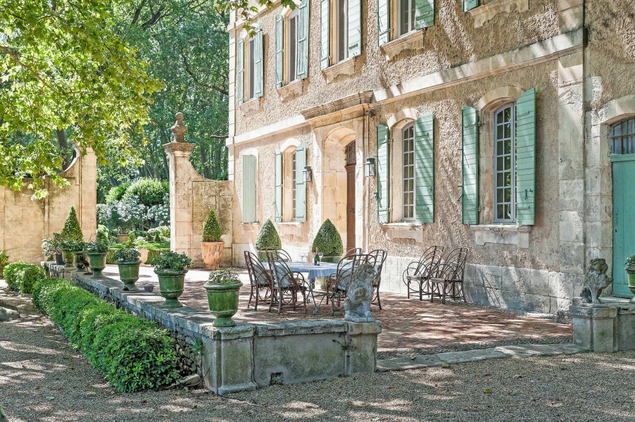 Rustic and elegant: Provençal home, European farmhouse, French farmhouse, and French country design inspiration from Chateau Mireille. Photo: Haven In. South of France 18th century Provence Villa luxury vacation rental near St-Rémy-de-Provence.