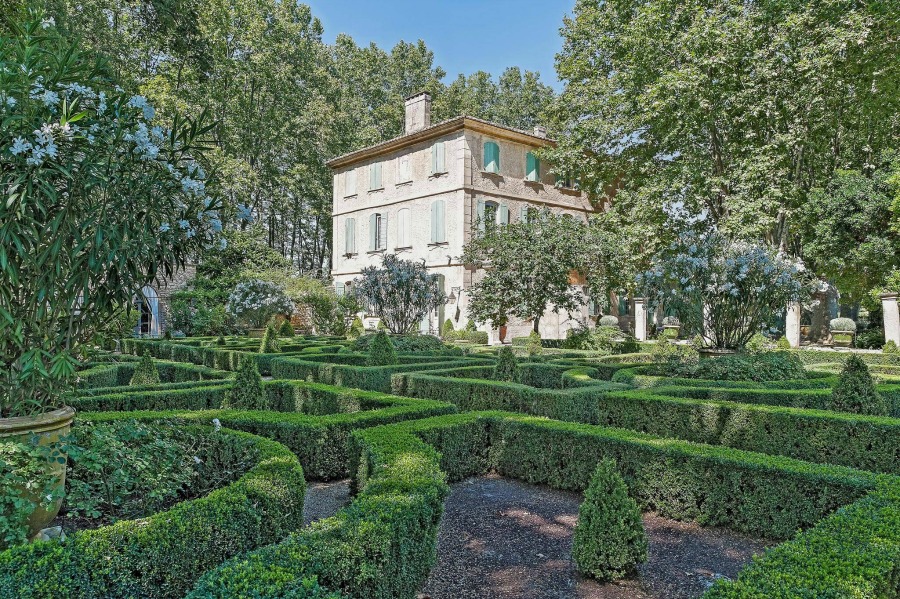 Rustic and elegant: Provençal home, European farmhouse, French farmhouse, and French country design inspiration from Chateau Mireille. Photo: Haven In. South of France 18th century Provence Villa luxury vacation rental near St-Rémy-de-Provence.