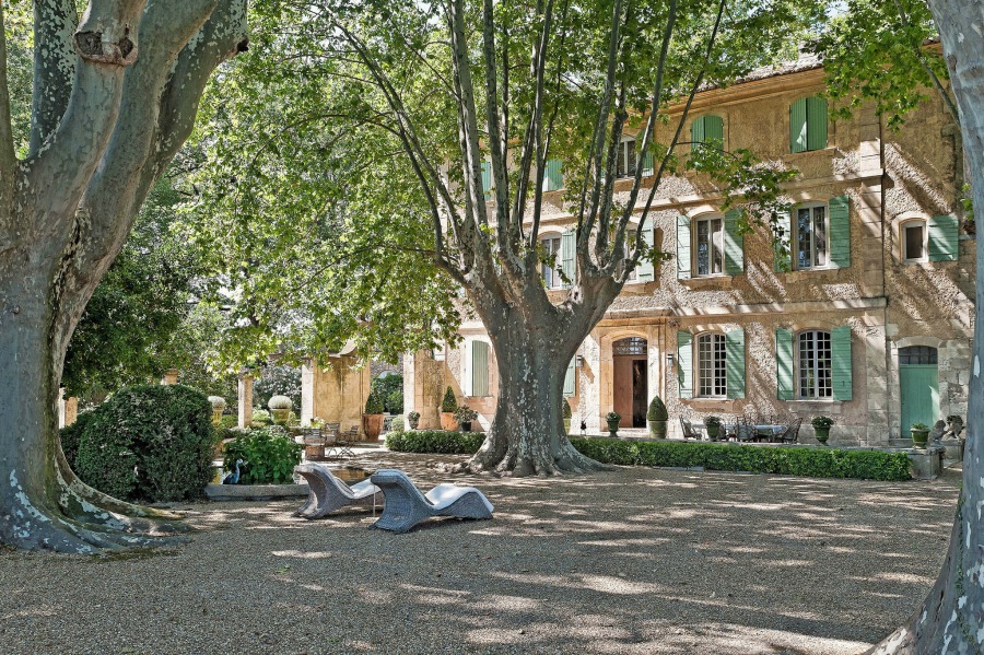 Rustic and elegant: Provençal home, European farmhouse, French farmhouse, and French country design inspiration from Chateau Mireille. Photo: Haven In. South of France 18th century Provence Villa luxury vacation rental near St-Rémy-de-Provence.