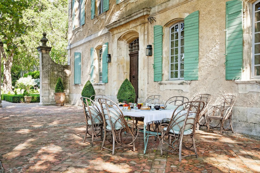 Rustic and elegant: Provençal home, European farmhouse, French farmhouse, and French country design inspiration from Chateau Mireille. Photo: Haven In. South of France 18th century Provence Villa luxury vacation rental near St-Rémy-de-Provence.