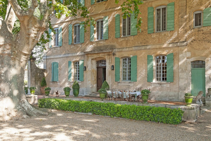 Rustic and elegant: Provençal home, European farmhouse, French farmhouse, and French country design inspiration from Chateau Mireille. Photo: Haven In. South of France 18th century Provence Villa luxury vacation rental near St-Rémy-de-Provence.