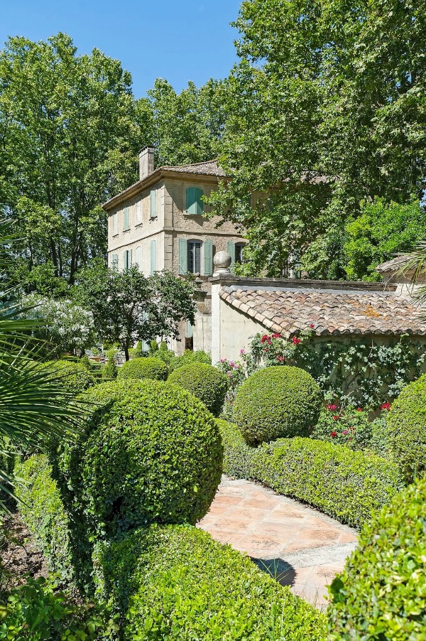 Rustic and elegant: Provençal home, European farmhouse, French farmhouse, and French country design inspiration from Chateau Mireille. Photo: Haven In. South of France 18th century Provence Villa luxury vacation rental near St-Rémy-de-Provence.