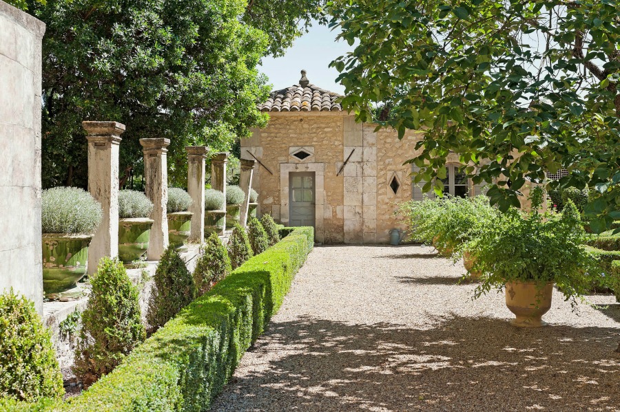 Rustic and elegant: Provençal home, European farmhouse, French farmhouse, and French country design inspiration from Chateau Mireille. Photo: Haven In. South of France 18th century Provence Villa luxury vacation rental near St-Rémy-de-Provence.