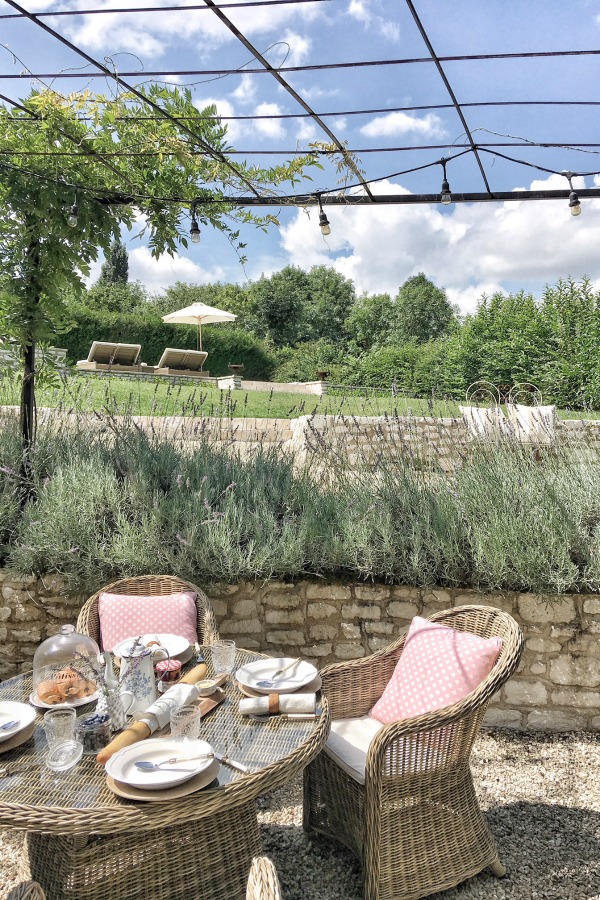 Charming outdoor dining area at a French farmhouse by Vivi et Margot. #vivietmargot #frenchfarmhouse #dining #outdoor