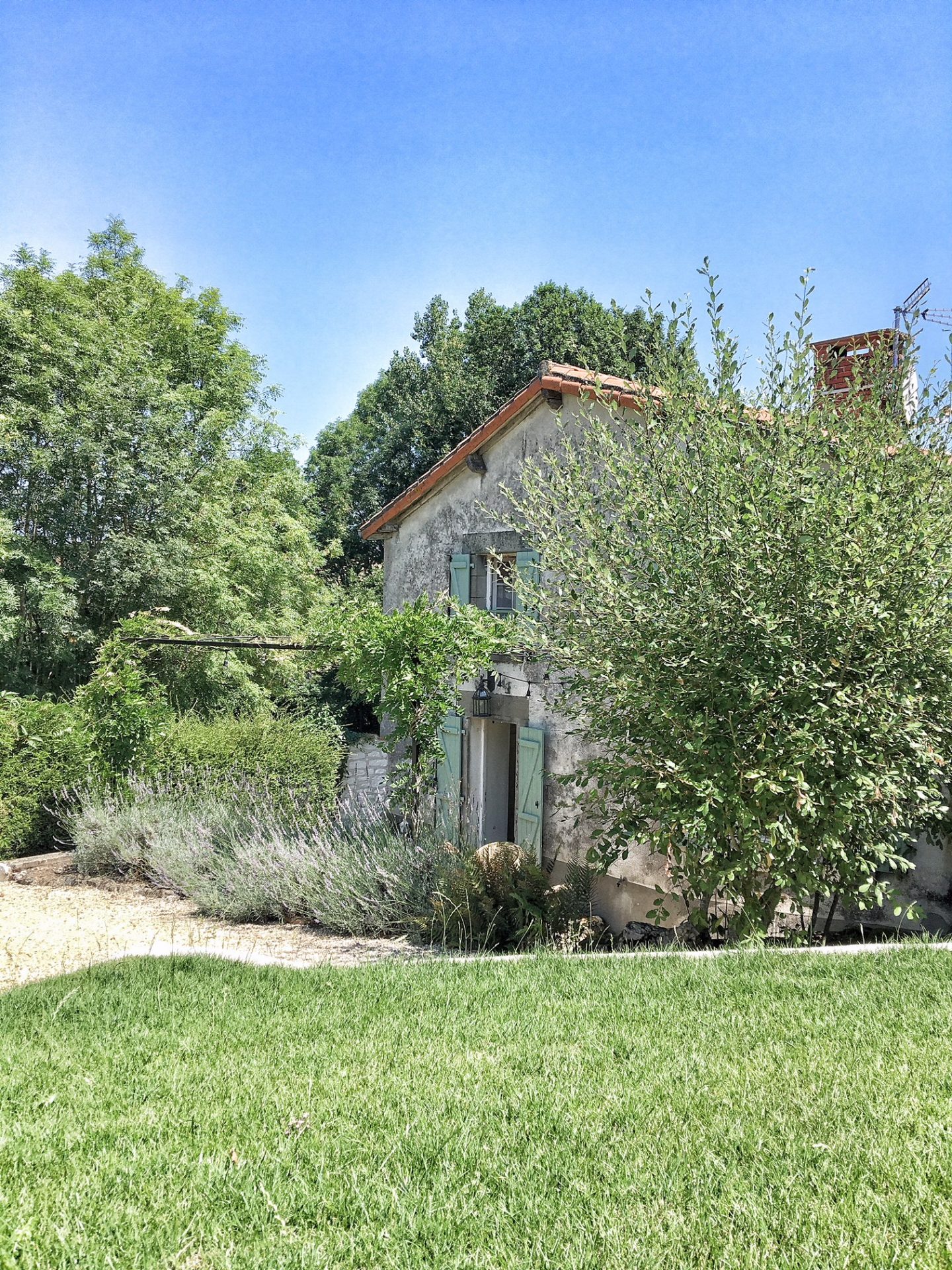 French farmhouse photos and design inspiration. Rustic decor, weathered stone and doors, European antiques, and French country decorating inspiration. #frenchfarmhouse #rusticdecor #frenchcountry #interiordesign #frenchinspiration #frenchhomes #frenchdecor #europeanfarmhouse