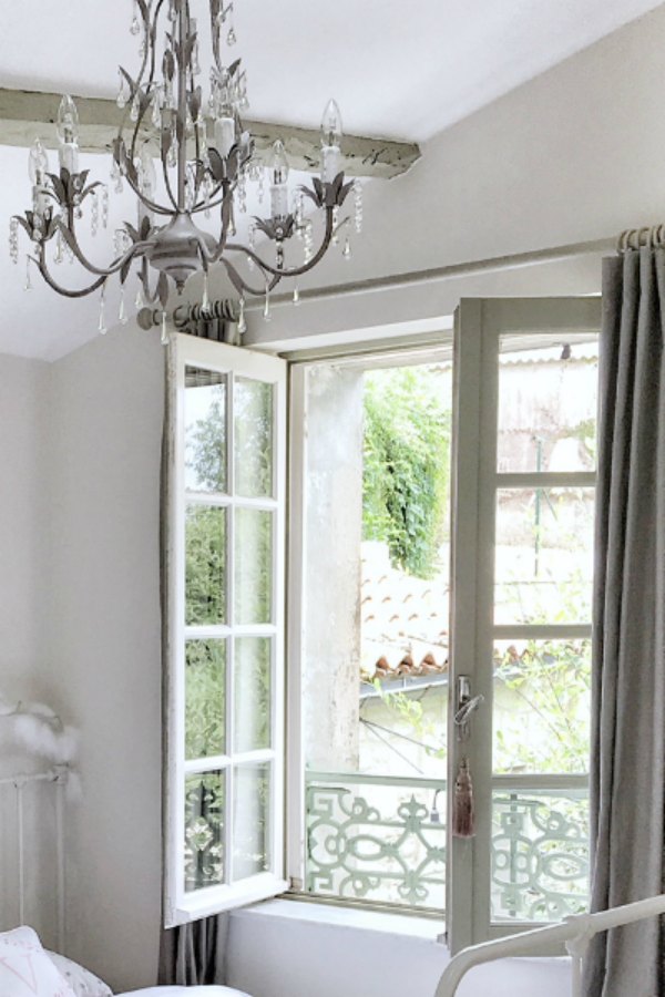 Farrow & Ball Strong White walls in a serene girls bedroom with vintage style metal beds and romantic chandelier. #vivietmargot #bedroomdecor #romanticbedroom #frenchfarmhouse #frenchhome