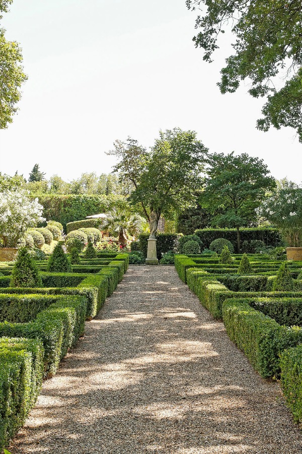 Rustic and elegant: Provençal home, European farmhouse, French farmhouse, and French country design inspiration from Château Mireille. Photo: Haven In. South of France 18th century Provence Villa luxury vacation rental near St-Rémy-de-Provence.