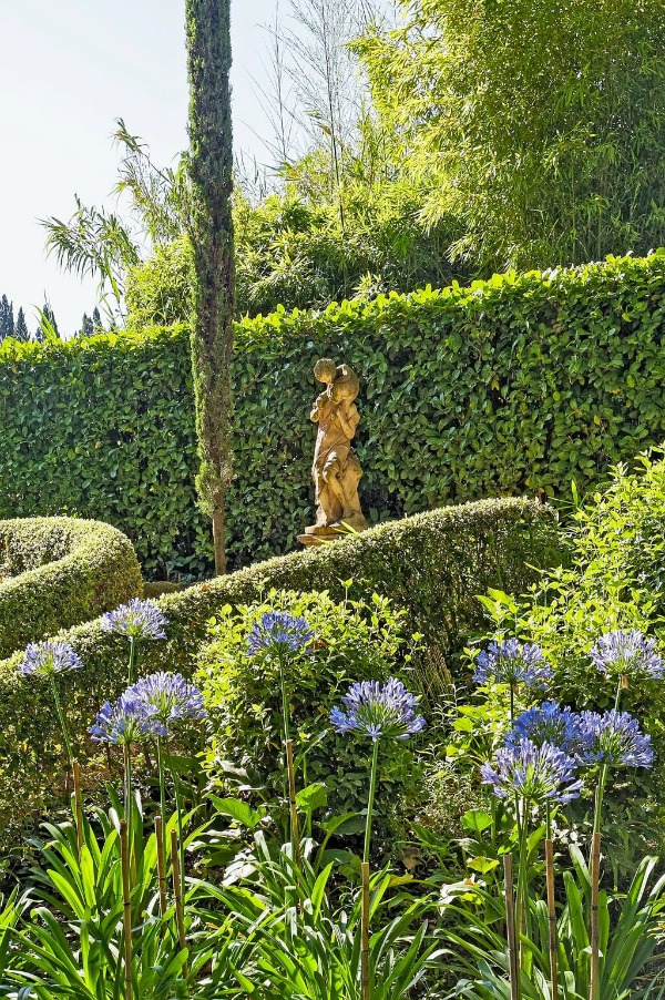 Rustic and elegant: Provençal home, European farmhouse, French farmhouse, and French country design inspiration from Château Mireille. Photo: Haven In. South of France 18th century Provence Villa luxury vacation rental near St-Rémy-de-Provence.